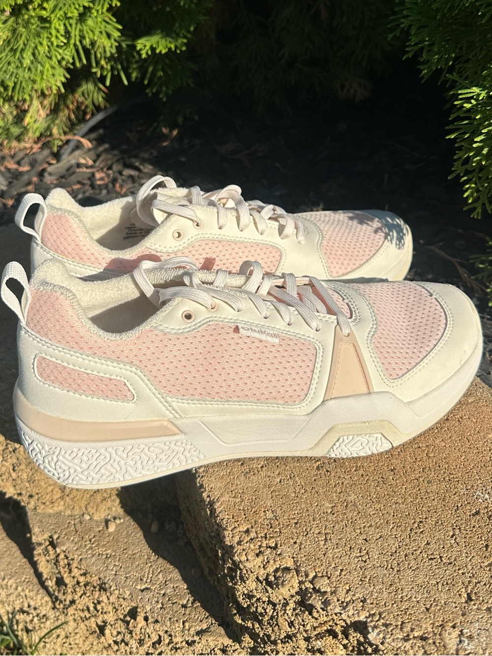 ๐ OluKai Women's Court 'Anau Sneakers in Rose Dust and White Size 10 - Picture 2 of 9